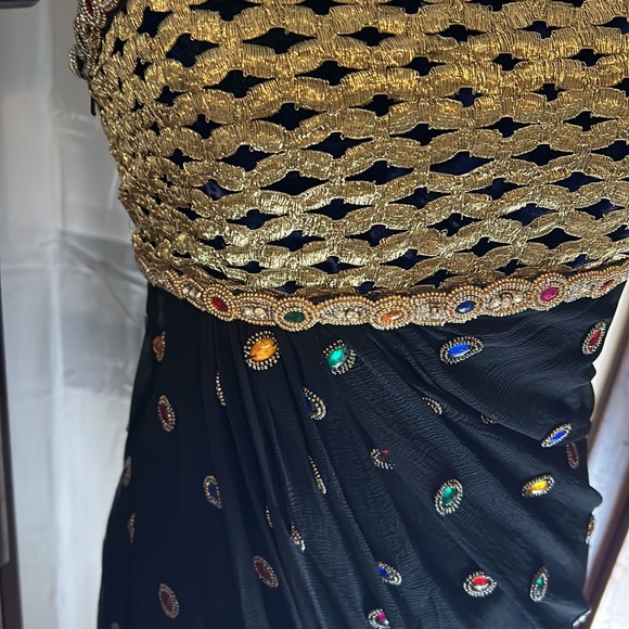 David Fielden Black and Jeweled short Evening Dress. Size 8. - Picture 4 of 10